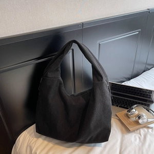 Grand sac hobo en velours côtelé noir pour femme avec accessoires lifestyle