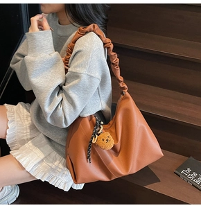 Sac hobo marron texturé avec bandoulière scrunchie et charmant petit ours en peluche