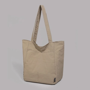 Vue latérale du grand sac cabas kaki avec texture en tissu nylon hydrofuge et souple