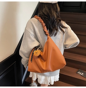 Sac fourre-tout marron, texture litchi, bandoulière plissée et breloque ours