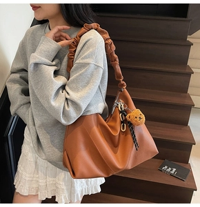 Sac fourre-tout en cuir marron avec bandoulière plissée et détail de charm ours en peluche