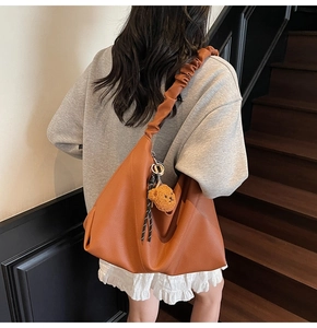 Grand sac cabas orange-marron avec bandoulière plissée et breloque ours en peluche