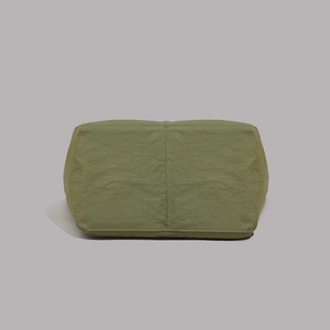 Détail des coutures renforcées du fond et du tissu froissé vert olive du sac à bandoulière