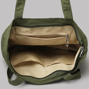 Vue intérieure du sac fourre-tout en nylon olive avec trois poches et doublure premium