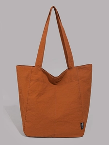 Sac cabas caramel en tissu plissé avec de longues bandoulières pour un usage quotidien