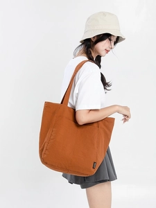 Sac fourre-tout minimaliste en nylon caramel à grande capacité avec bandoulière large