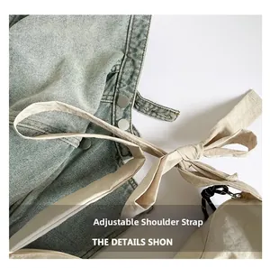 Détail de la bandoulière nouée réglable et du cordon sur le sac hobo en nylon beige