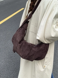 Retro coffee brown suede dumpling bag with pleated texture and adjustable shoulder strap