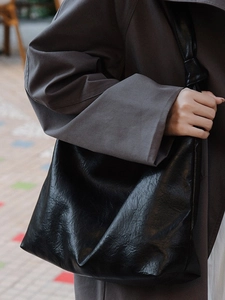 Black large capacity hobo bag in wrinkled faux leather with knotted strap detail for women