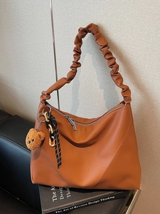 Grand Sac Femme en Cuir PU Grande Capacité Motif Litchi Bandoulière Plissée Sac Hobo à Épaule Avec Pendentif Ours