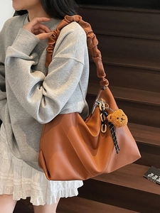 Sac fourre-tout marron en cuir avec bandoulière froncée et breloque ours en peluche