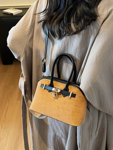 Sac à bandoulière en daim marron avec cadenas doré et lanières en cuir noir pour femme
