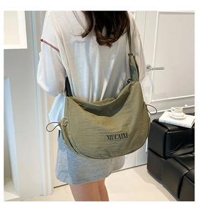 Détail du sac bandoulière en nylon vert armée avec bandoulière nouée et grande capacité