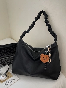 Sac cabas noir en cuir grainé avec bandoulière froncée et breloque ours décorative