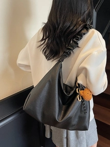 Grand sac fourre-tout noir en cuir avec bandoulière plissée et breloque ours de luxe