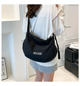 Détail du grand sac bandoulière MUCAIXI noir en nylon léger avec texture froissée