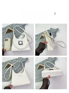Vues détaillées du sac à main blanc motif serpent avec boucle noire et chaîne dorée