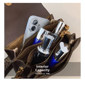 Dettaglio interno borsa vintage con tre scomparti e tracolla intrecciata larga