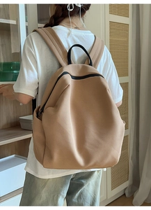 Rückansicht des khakifarbenen Mesh-Rucksacks an Schulter in gemütlichem Interieur