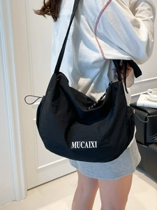 Sac bandoulière demi-lune noir léger pour femme avec sangle réglable et logo imprimé