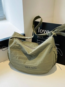 Sac bandoulière en nylon vert olive en forme de croissant avec large sangle réglable