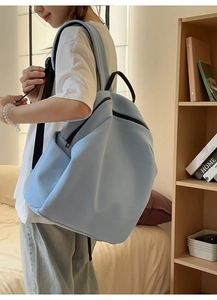Detail des hellblauen Mesh-Rucksacks mit Seitentasche und schwarzem Reißverschluss