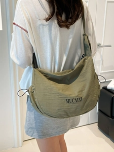 Grand sac bandoulière demi-lune vert olive en nylon imperméable avec large sangle