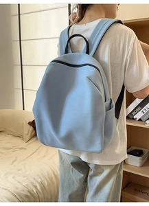 Details des hellblauen atmungsaktiven Mesh-Rucksacks mit ergonomischen Trägern
