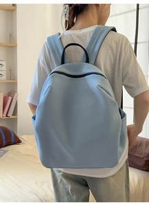 Detailansicht hellblauer Rucksack aus atmungsaktivem Mesh-Gewebe mit praktischer Seitentasche