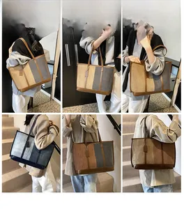 Détail du grand sac cabas en toile tricolore avec anses en cuir porté par un mannequin