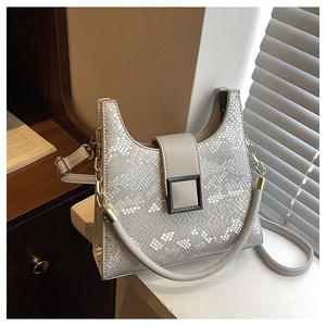 Detail of silver snake-pattern handbag with metal buckle and dual-texture chain strap