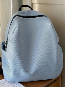 Minimalistischer, hellblauer, atmungsaktiver Mesh-Rucksack für Reisen und Pendeln mit Griff