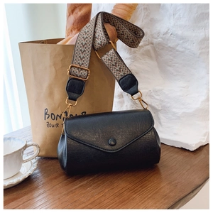 Dettaglio borsa a tracolla nera vintage con tracolla larga intrecciata geometrica