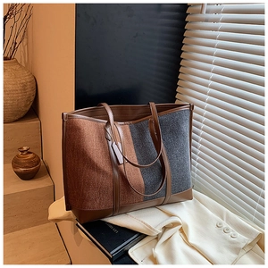 Détail du grand sac cabas contrasté en feutre et cuir marron pour l'automne-hiver