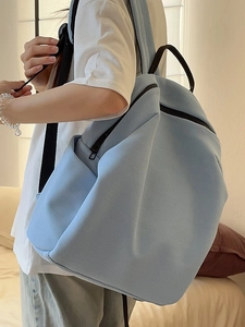 Hellblauer atmungsaktiver Damen Rucksack aus Mesh mit minimalistischem Design und Reißverschluss