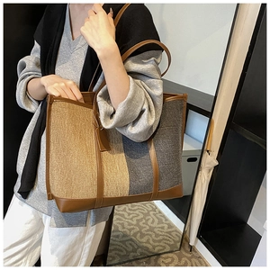 Gros plan sur un grand sac cabas contrasté avec empiècements textile et cuir élégant