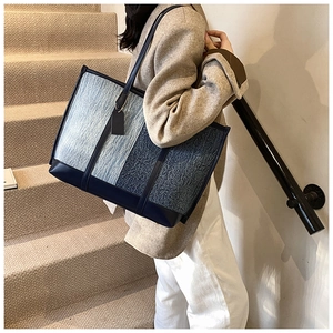 Vue détaillée du grand sac cabas en jean avec design color-block bleu et bandoulière