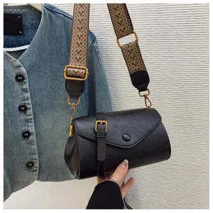 Dettaglio borsa a tracolla vintage con tracolla larga a motivi geometrici