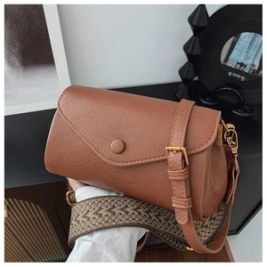 Dettaglio borsa a tracolla marrone vintage con tracolla larga e metallo retrò