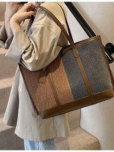 Grand sac cabas bicolore en tissu marron et gris porté à l'épaule pour le quotidien