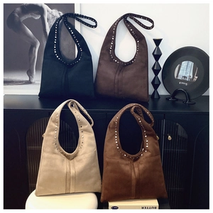 Sacs cabas vintage en daim noir, marron et beige avec bordures cloutées et détails plissés