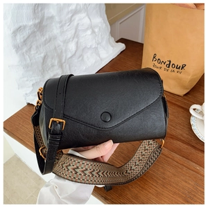 Dettaglio della borsa quadrata vintage in pelle nera con tracolla larga a motivi geometrici