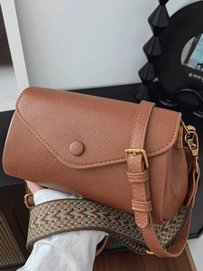 Borsa a tracolla vintage in pelle marrone con ampia tracolla intrecciata geometrica