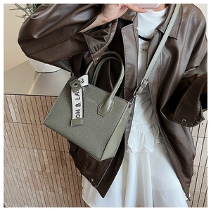 Détail du sac cabas vert olive avec bandoulière lettrée et doubles poignées rondes