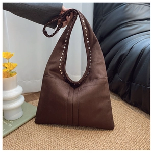 Détails de sac Hobo en daim marron foncé avec rivets argentés et coutures vintage