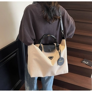 Detail of the large canvas tote bag with leather trim and adjustable shoulder strap