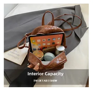 Dettaglio interno di un mini zaino marrone intrecciato con capacità per un tablet