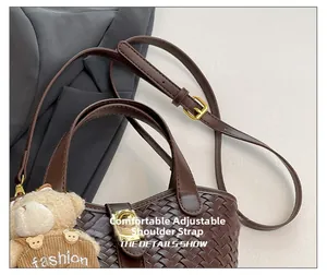 Dettaglio borsa in pelle intrecciata marrone con chiusura dorata e tracolla