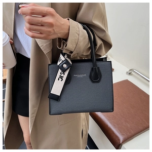 Détail du petit sac noir texturé avec bandoulière SIC et logo Fashion & Bags