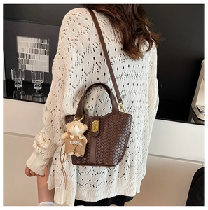 Secchiello intrecciato alla moda in pelle testa di moro con chiusura dorata